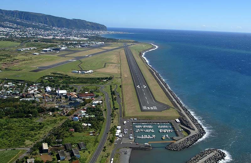 Extension des pistes de l’aéroport Roland Garros – Sainte-Marie (8.500m3 de béton livré)